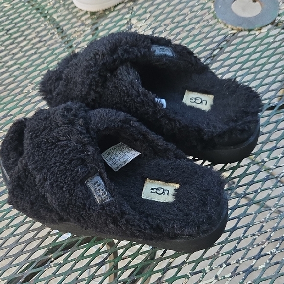 UGG Black Cozy Slippers with Plush Shearling - Picture 1 of 5